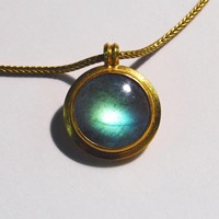 Gold - Labradorit - Anhänger an Goldkette